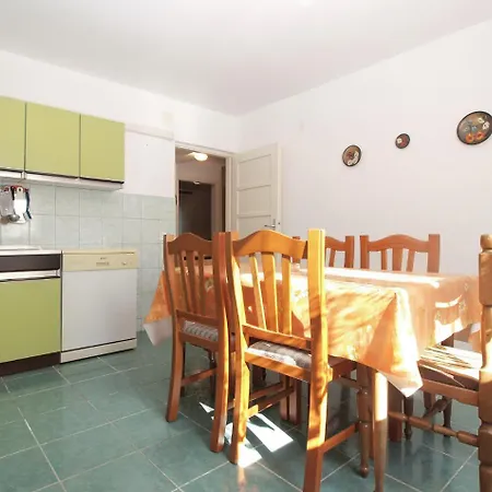 Apartment 1686 *